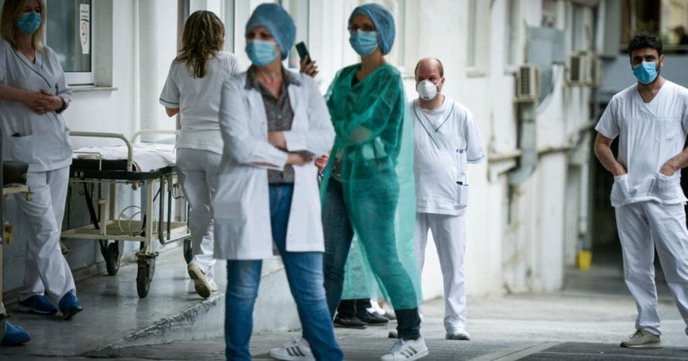 Η γαλέρα πίσω από τα λαμπερά εγκαίνια